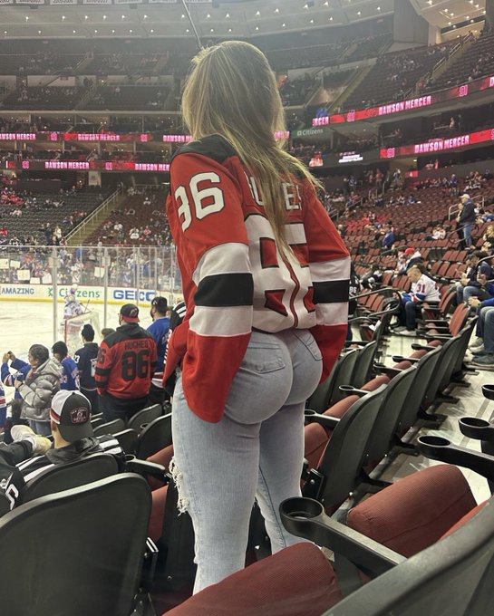Big hockey gal 😝 🏒 devils or rangers? https://t.co/9Vzfkv7rcd