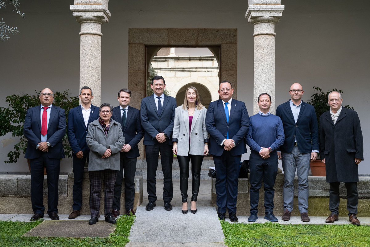 Agradezco a los miembros de la Mesa de la Ingeniería el encuentro que hemos mantenido.

Sus ideas y argumentos son valiosos para abordar los grandes retos que Extremadura tiene por delante y encontrar soluciones efectivas que nos permitan seguir avanzando.