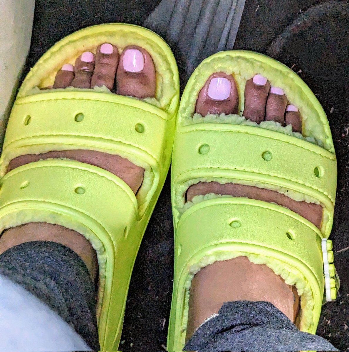 sweeti_kai7's tweet photo. Finally got my #feet done 🥰 All I need now is to get my nails done #toesies #crocs #pedicure https://t.co/X75yGUgkd9