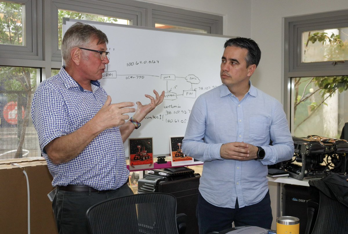 ramonluisrivera's tweet photo. Hoy recibimos la visita en el centro de tecnología al alcalde de Somerset, Ohio, Tom Johnson, quien mostró interés sobre el progreso de nuestro proyecto colaborativo con Engine-4. Este encuentro fue relevante, ya que ellos están desarrollando una iniciativa similar en su pueblo. https://t.co/8pdVVGdVAW