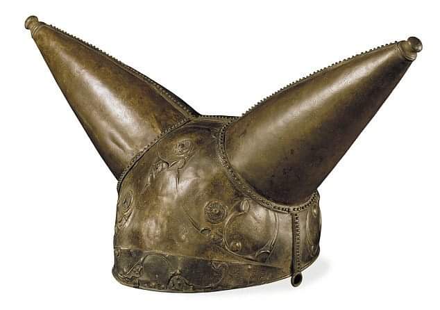 Un casco con cuernos (150-50 a. C.), encontrado en el Támesis cerca del puente de Waterloo, Londres, Inglaterra.
El casco fue dragado del río Támesis en el puente de Waterloo en 1868. Es el único casco de la Edad del Hierro que se ha encontrado en el sur de Inglaterra, y es el…