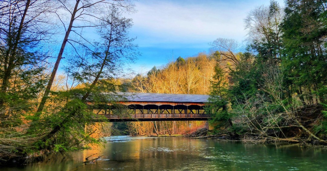 Hiking at Mohican is a good idea, no matter the season! How gorgeous is this photo of the Mohican Covered Bridge? 😍 🌉 Take a hike on the Hemlock Gorge Trail which will lead you to this scenic covered bridge! 📷: Don Tyler #mohicanstatepark #odnr #mohicancoveredbridge