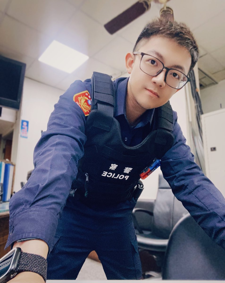eric910097's tweet photo. 希望夜晚一切平安，
新背心穿著保暖一下，
最近��夜溫差好大，
大家注意保暖吶～！🥶
#新防彈背心 #還有好多裝備想換
#夜班人生 https://t.co/rqcwYnQfmk