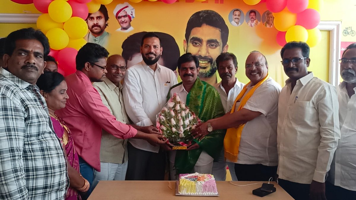 MSBaigVJA's tweet photo. మంగళగిరి నియోజకవర్గం, తాడేపల్లి మండల అధ్యక్షులు వల్లభనేని వెంకట రావు గారి జన్మదిన వేడుకలలో పాల్గొనడం జరిగింది.
#Vijayawadawest #Vijayawada #MSBaig #TDPJSPTogether #iTDPVijayawada #vijayawada #TeluguDesamParty #TeamTDP #jaitdp #cbn https://t.co/hM60lBtd4o