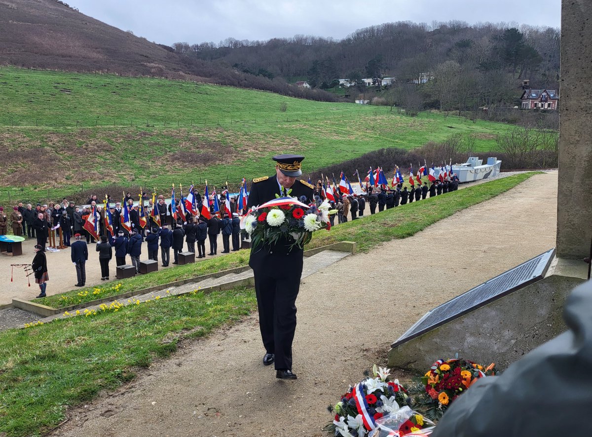 Prefet76's tweet photo. Cérémonie du 82e anniversaire de l’opération Biting 🕊️
En présence du sous-préfet du #Havre, un #hommage a été rendu aux 120 parachutistes britanniques largués à #Bruneval lors d'un raid éclair mené dans la nuit du 27 au 28 février 1942.