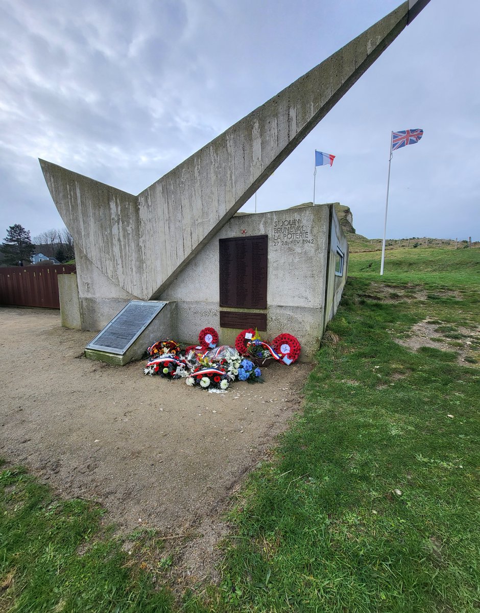 Prefet76's tweet photo. Cérémonie du 82e anniversaire de l’opération Biting 🕊️
En présence du sous-préfet du #Havre, un #hommage a été rendu aux 120 parachutistes britanniques largués à #Bruneval lors d'un raid éclair mené dans la nuit du 27 au 28 février 1942.