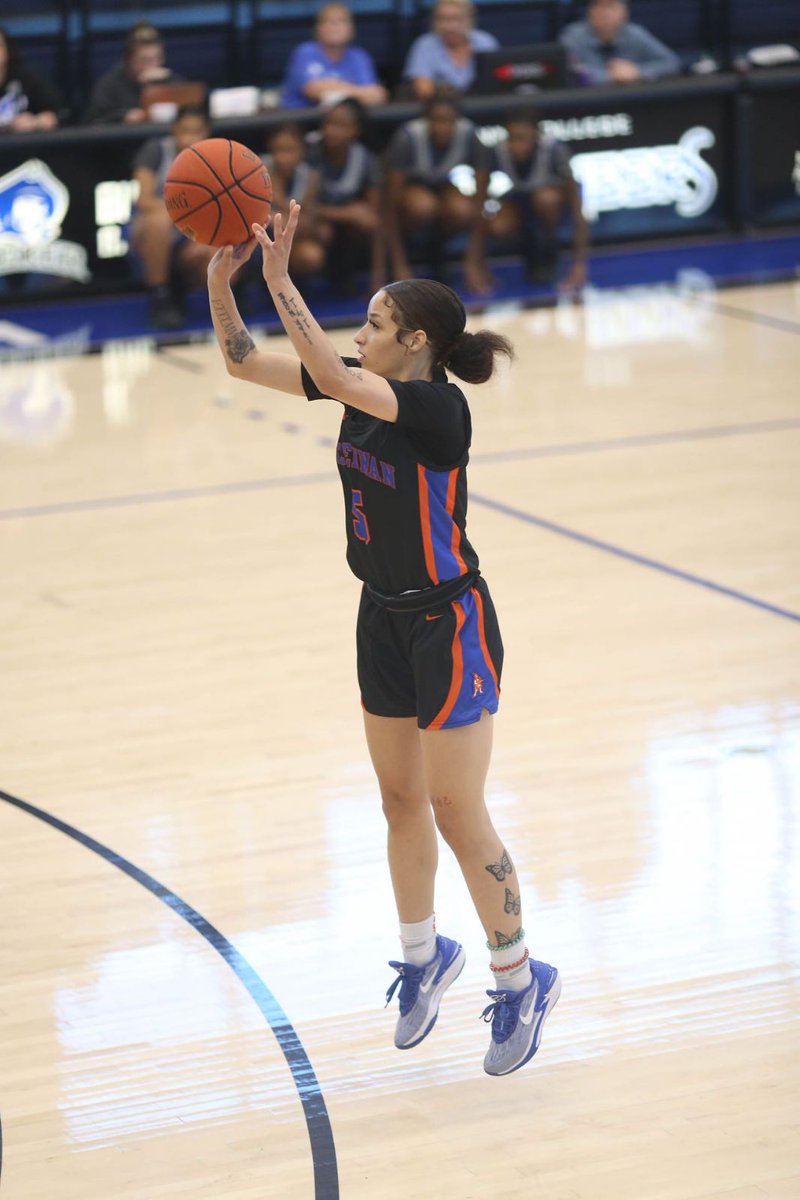 NephewDanny's tweet photo. So proud of my daughter and her team! Mersadez has been doing her thing on the basketball court!! First they beat the #2 team in the nation...she had 18pts. 🏀Then they beat the #17team in the nation, and she scored 31pts. 🏀 Keep ballin! Love you baby girl!!🏀 https://t.co/iYHKBI4H3k