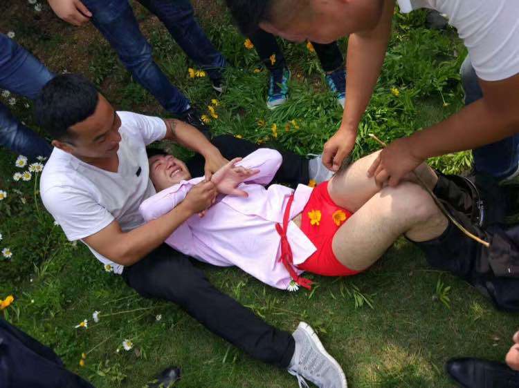 又一个在公园被扒掉裤子的新郎（红裤衩好评）