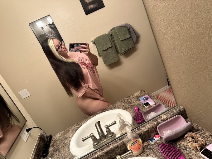 Glasses and booty 😇 https://t.co/rOnmjU6UIQ