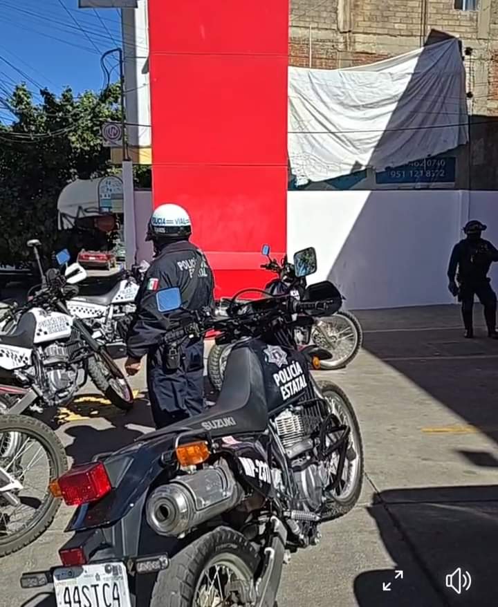 CapitalOax's tweet photo. 🚨#ÚLTIMAHORA | Con pistola en mano, dos sujetos roban cerca de 2.5 millones de pesos a cuentahabiente del banco Santander en Santa Rosa #Oaxaca. https://t.co/fP7cp1YJeg