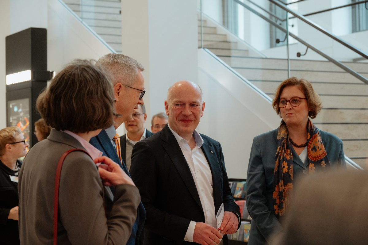 Wissenschaftssenatorin @CzyIna traf sich heute gemeinsam mit @RegBerlin @kaiwegner, den Exzellenzclustern und der @BerlinUAlliance im @HumboldtLabor 🧵 📸Senatskanzlei