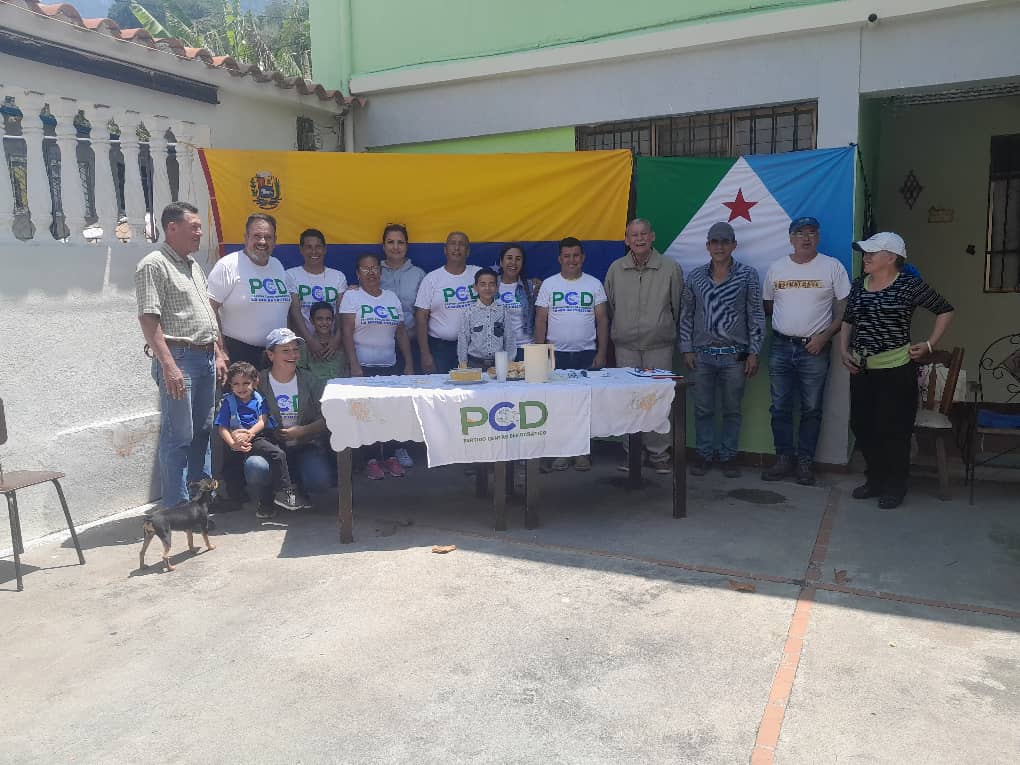 PCD_Merida's tweet image. Grata asamblea de ciudadanos en el sector San Jacinto parroquia Jacinto Plaza del Municipio Libertador estado Mérida, organizando nuestro partido para ponerlo a la orden de la confirmación de los diferentes comandos de campaña en la ciudad de Mérida. 
@PCD_Venezuela 
@Yandir_PCD