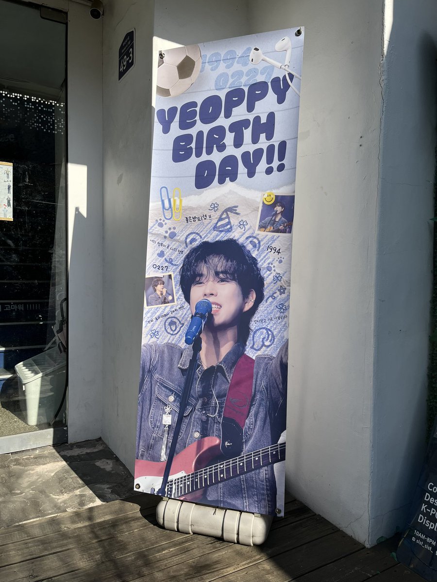 morethan_486's tweet photo. 📍카페 씨스트

럭드를 하지 못해 아쉬웠지만 그래도 특전들은 받아서 다행이었어요 !! 🥹 여기는 3층이 메인이었는데 올라가는 계단에도 상엽이의 오근룩 사진이 잔뜩 붙여져 있었고 내부에도 예쁜 상엽이가 많이 있어서 좋았어요 💙

#HAPPY_YEOPPY_BIRTHDAY
#상엽아_행복한_생일_보내렴_굳 https://t.co/EUWWfZzf70