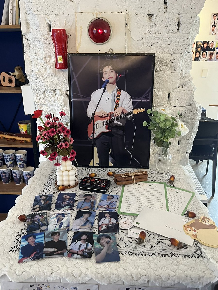 morethan_486's tweet photo. 📍카페 씨스트

럭드를 하지 못해 아쉬웠지만 그래도 특전들은 받아서 다행이었어요 !! 🥹 여기는 3층이 메인이었는데 올라가는 계단에도 상엽이의 오근룩 사진이 잔뜩 붙여져 있었고 내부에도 예쁜 상엽이가 많이 있어서 좋았어요 💙

#HAPPY_YEOPPY_BIRTHDAY
#상엽아_행복한_생일_보내렴_굳 https://t.co/EUWWfZzf70