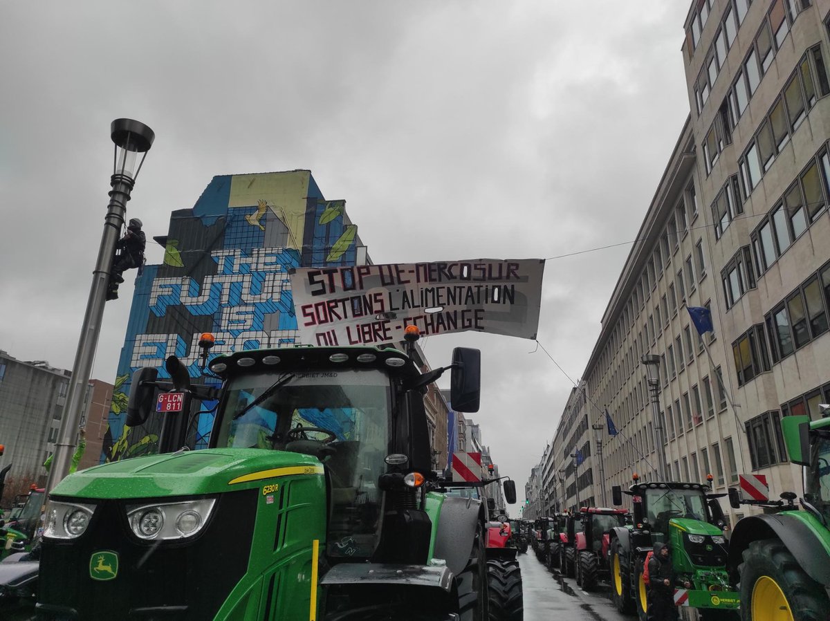 ✊FUGEA, ECVC and other farmers organisations from across Europe are on the streets of Brussels today, strongly supported by 40+ CSOs. Read our demands to respond to the farming and environmental crises, starting with fair prices and stopping FTAs. 👉eurovia.org/press-releases…
