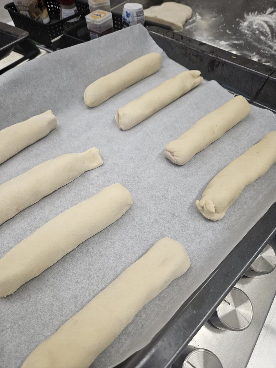 Vanmorgen les worstenbroodjes maken geven aan de leerlingen van VMBO SCHANS in Sleeuwijk 
Was super geslaagd allemaal bedankt voor jullie gezelligheid en geniet van jullie worstenbroodjes .