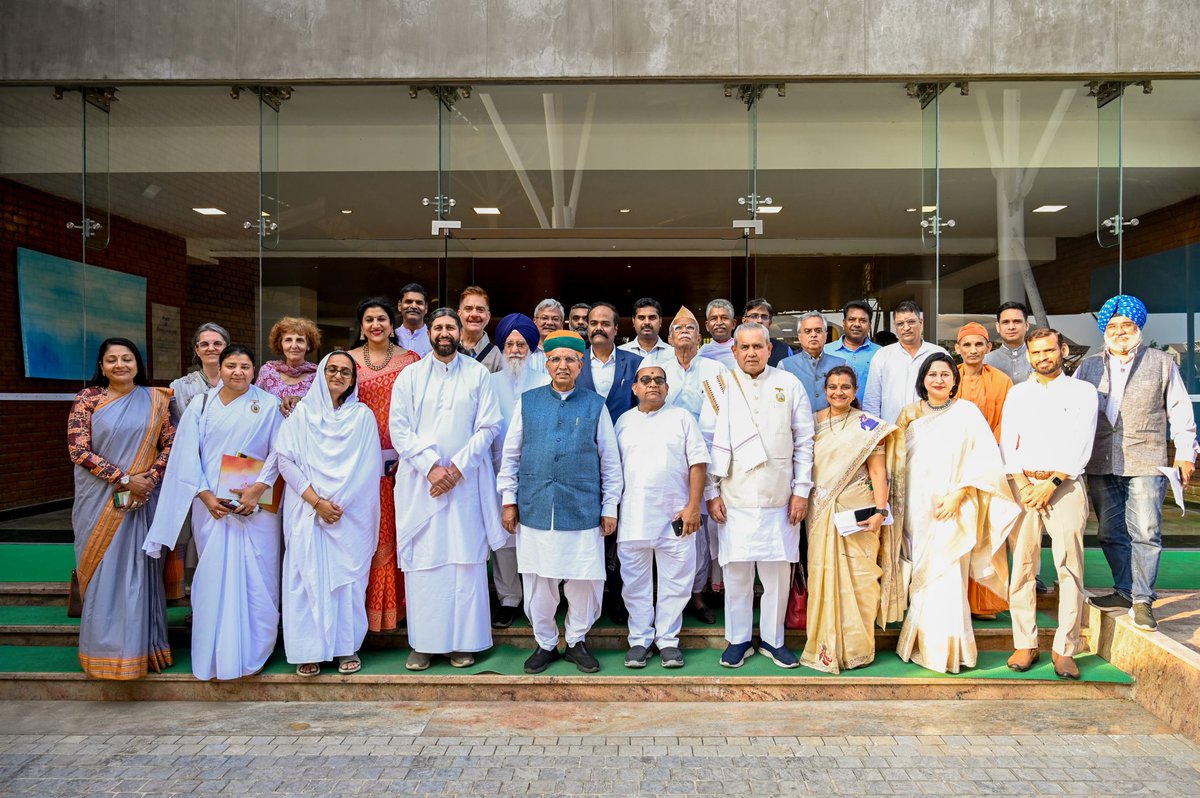 arjunrammeghwal's tweet photo. संस्कृति मंत्रालय द्वारा 15-17 मार्च तक आयोजित होने वाले “विश्व आध्यात्मिक महोत्सव” की तैयारियों को लेकर आज कान्हा शांति वनम्, हैदराबाद में महोत्सव की कोर कमेटी के पदाधिकारियों व सदस्यों के साथ बैठक की।

जिसमें इस ऐतिहासिक महोत्सव को भव्य बनाने की रूपरेखा पर विस्तृत चर्चा हुई। https://t.co/i5kBb5PUtc