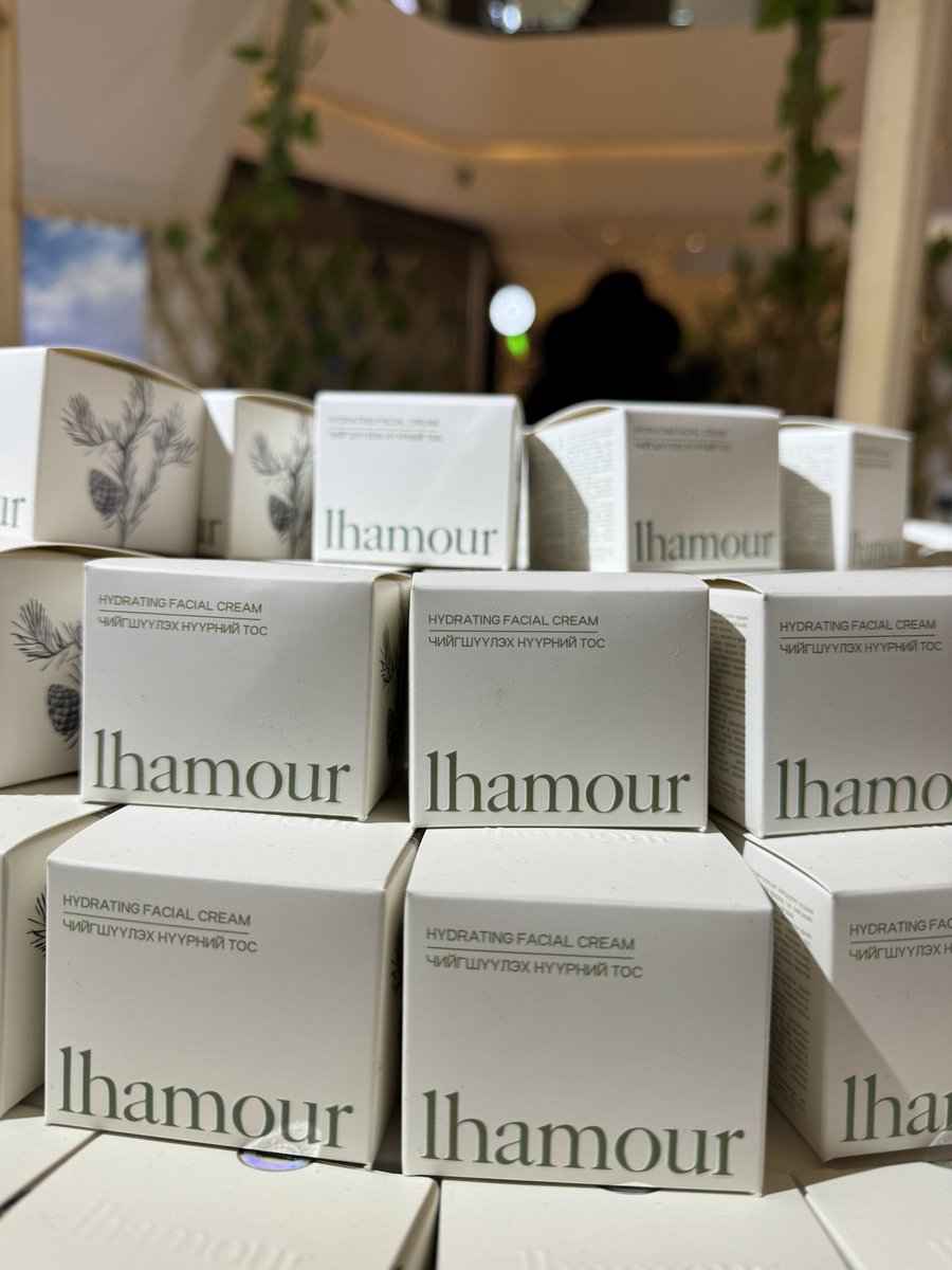 LHAMOUR 100% органик нүүрний чийгшүүлэгч тосны нээлтийн эхний өдөр амжилттай болж сэтгэлийг минь үнэхээр хөдөлгөлөө. Тосыг тайлбарлангуут тестерлэж үзсэн хүн бүр худалдан авалт хийж, дээрээc нь хэрэглэгч нар маань шинэ сав баглаа боодлын дизайн супер байна гэж хэлэхэд баярлав ❤️