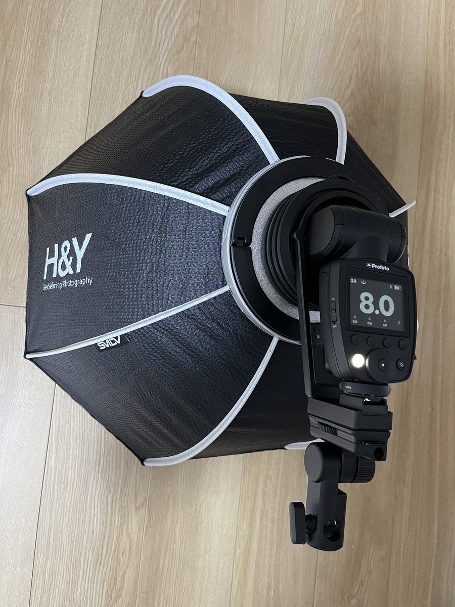 fumiakiyanenn's tweet photo. 届きました&組み立てました、SMDV FLIP Beauty 24 と Profoto OCF Adapter。 畳んだらこんなにコンパクト!早く撮影したい!!
#SMDV #hyfilter #flipbeauty24 #profoto #OCFAdapter #ProfotoA10 https://t.co/gO6GMxaSSN