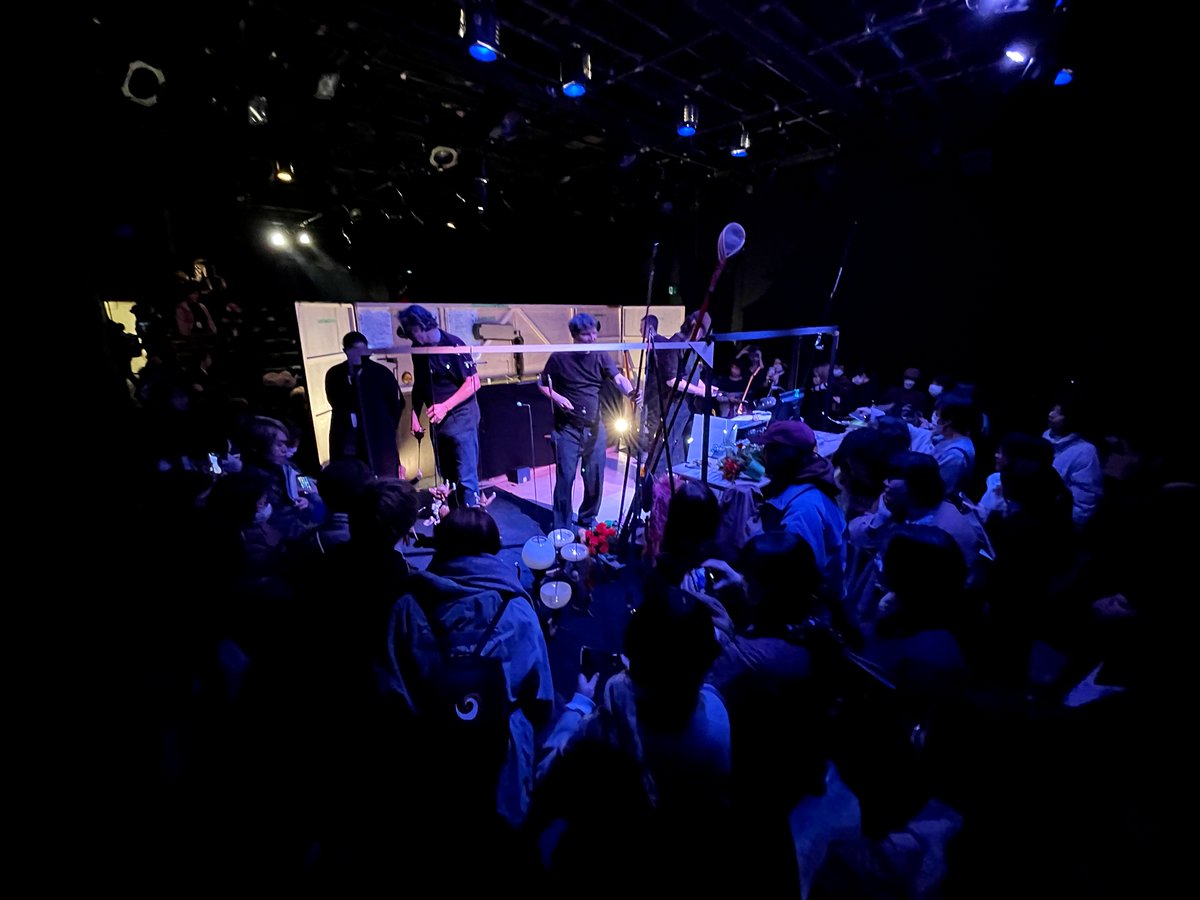 MPerformingArts's tweet image. 終演後､いくつもの作品で舞台の裏表を見ることができます｡写真は2/26（日）MEHEDAHA『REUNION』＠ザ・スズナリの様子｡
「1980年代末から1990年代の激動のプラハで活躍し、いまも伝説的な実験劇団として知られる「MEHEDAHA」が、30年ぶりに #下北沢国際人形劇祭 のために再結成！」サイトより #SIPF