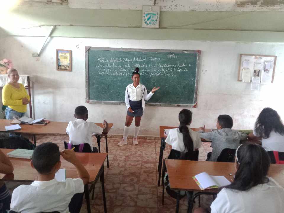 EsbuCorria's tweet photo. Se fortalece la formación vocacional hacia carreras pedagógicas a partir del trabajo con monitores.
@DiazCanelB @hechavarr4 @niurdisreyes @dpestgo @FrenteDme @MurciaRelvis #CubaMined #CubaEduca #SomosContinuidad https://t.co/CyNHkeAXkf