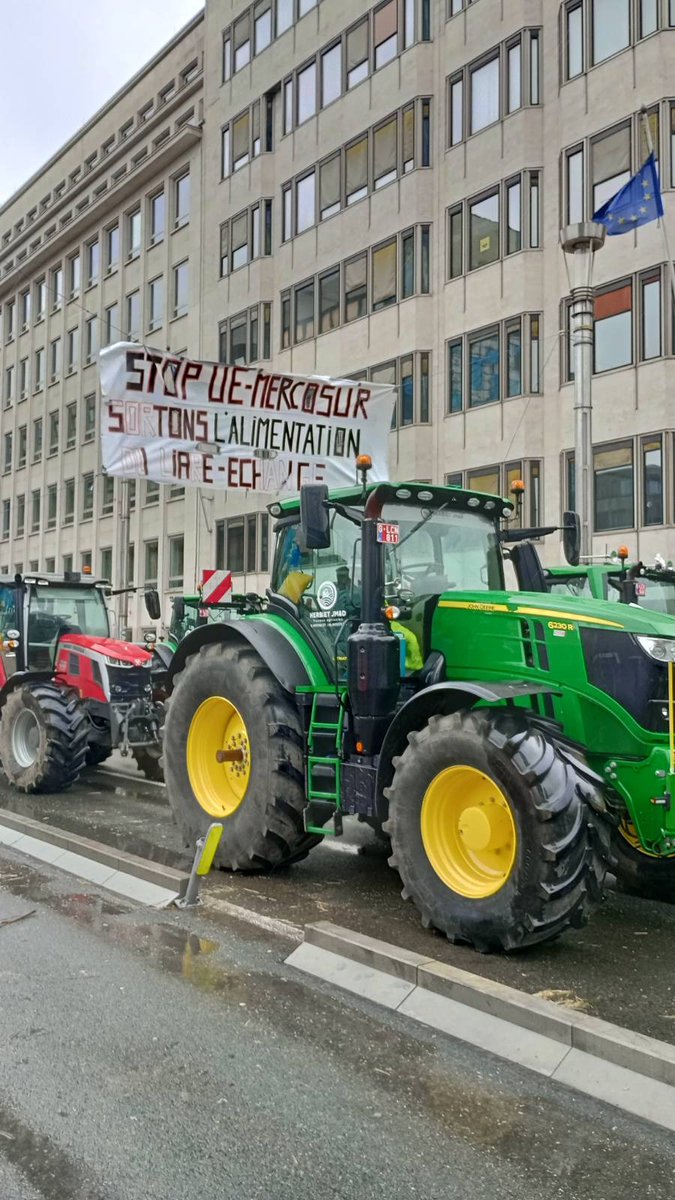 #FarmerProtest More than 1,000 tractors in Brussels. The progressive unions @ECVC and @Fugea are back to say Stop to the #EUMercosur agreement.  @vonderleyen finally agrees to meet ECVC. But #StopBlabla, stop killing #greendeal & start tacking action for #FairPrices now!