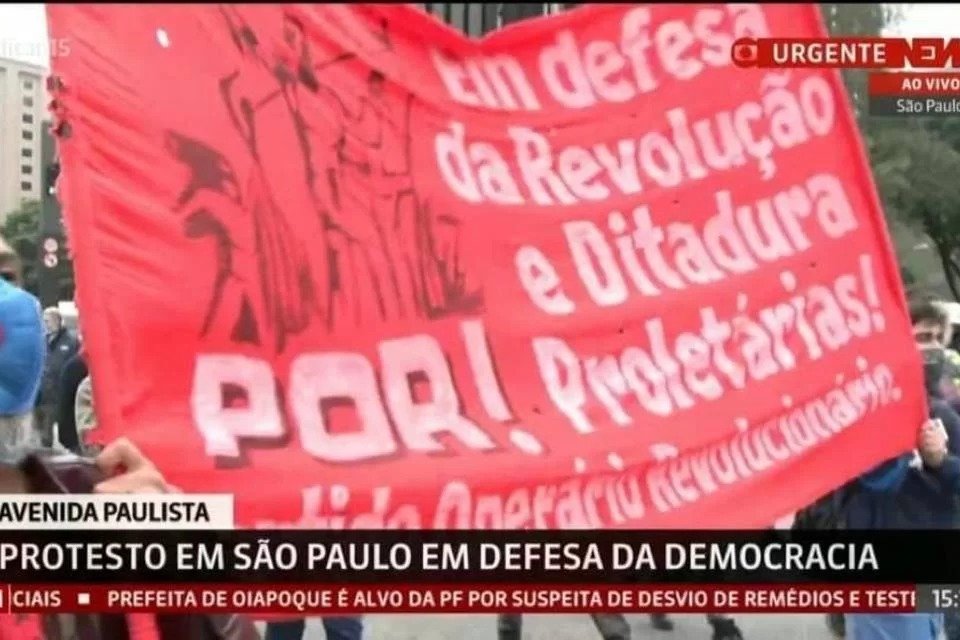 schmittpaula's tweet photo. Faixa: "Pela ditadura proletária"

Globbels: "Protesto em defesa da democracia." https://t.co/awyXImMF9v