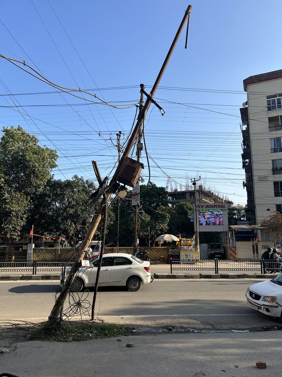 starchangemaker's tweet image. Mr #AnantAmbani, 

Kindly fix this dangerously leaning electric pole first right in front of your #Reliance #SmartPoint, beside RPS/Pulse Hospital, Bariatu, Ranchi-834009, Jharkhand!!

@SMARTBazaarIn @ril_foundation @RIL_Updates