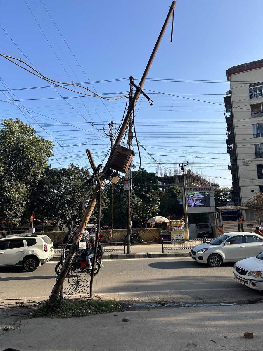 starchangemaker's tweet image. Mr #AnantAmbani, 

Kindly fix this dangerously leaning electric pole first right in front of your #Reliance #SmartPoint, beside RPS/Pulse Hospital, Bariatu, Ranchi-834009, Jharkhand!!

@SMARTBazaarIn @ril_foundation @RIL_Updates
