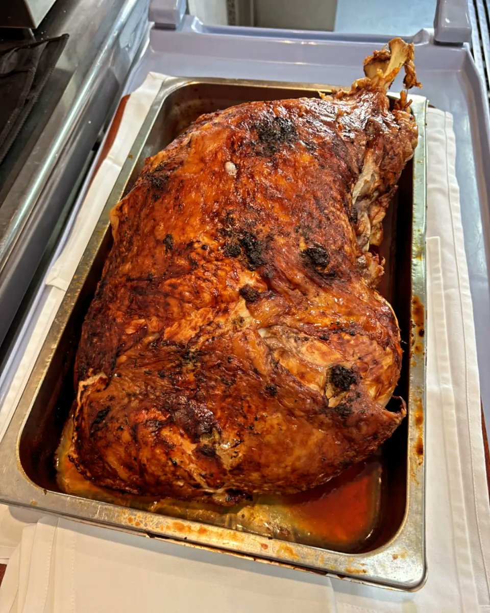 EHC_SAE's tweet photo. 👩🏻‍🍳🧑🏼‍🍳En #Cocina continuamos con las #carnes, ahora con el #porcino

🤵🏻 El jefe del departamento de Sala nos ha mostrado cómo se trincha la brocheta al cliente

#fpe #fpempleo #formacion https://t.co/JormHozhvn