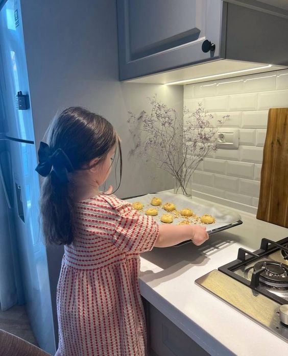 thirdzon's tweet image. DING DONG !! #thirdzon update:

Dzisiaj z moją małą Sowonnie wzięłyśmy się za ciasteczka, patrzcie jaka z niech pomocnica!