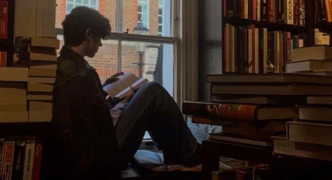 "Zaman değil de ,insan geçiyor sanki...
Evvela hevesi, sonra kendisi…”