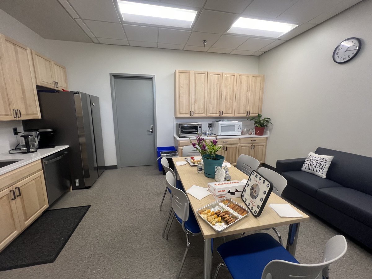LilyQiMaryland's tweet photo. A renovated kitchen in the Potomac Library made possible by the generous donations from the Potomac chapter of the @FOLMC. $40,000 all from book sales. @Andrew_Friedson #MCPL #welovelibraries https://t.co/9Kqt6YuhSz