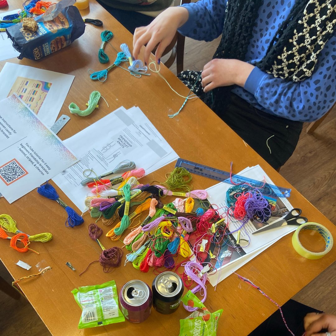 On Friday we celebrated #LGBTQHistoryMonth! 🏳️‍🌈 The Science Schools hosted Janhavi Sharma for a fantastic talk expanding narratives around contraceptives beyond heteronormative assumptions. We also crafted pride bracelets with students across the different schools.🧶