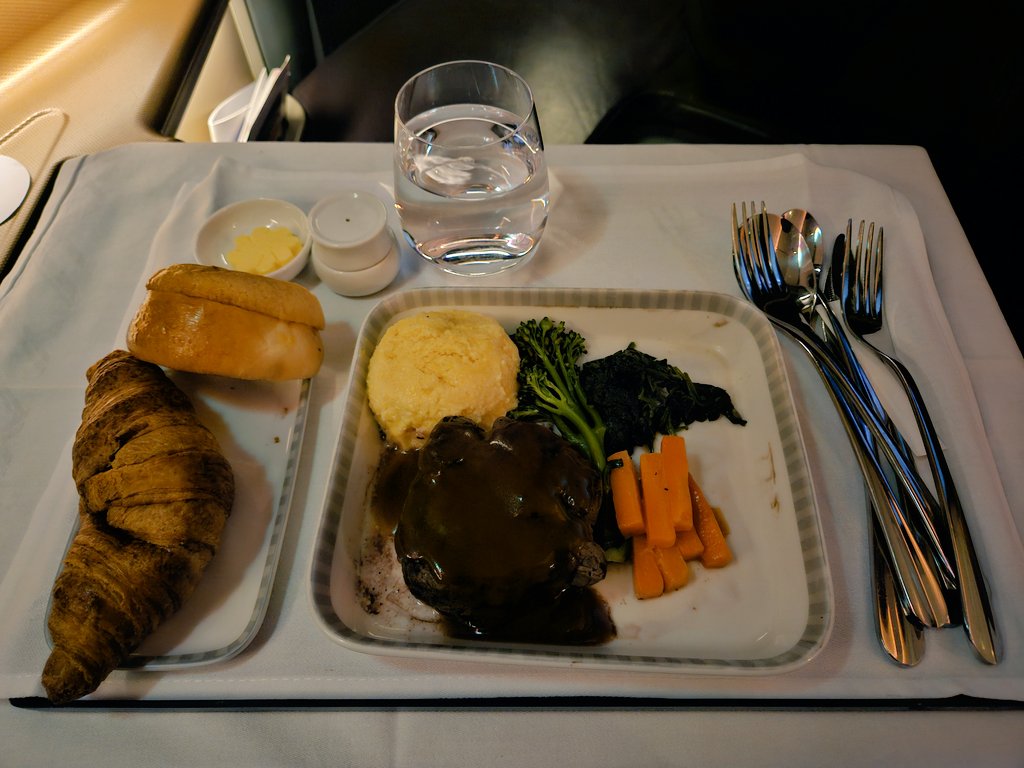 anasfckrisflyer's tweet photo. ボーイング777-300ER
JALやANAの国内線でもお馴染みな機材ですが、シンガポール航空のビジネスクラスだとだいぶ雰囲気が違います✈️
#シンガポール航空
#クリスフライヤー https://t.co/zrG1FFeeQS
