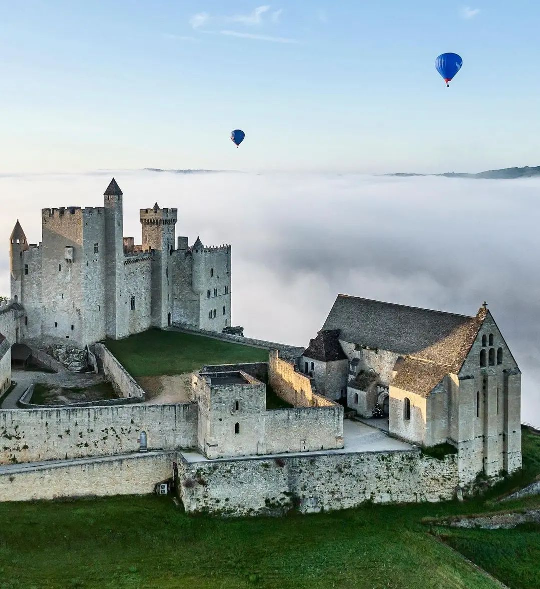 Découvrez le château fort le plus authentique du Périgord ! C’est le Château de Beynac dressé depuis 1115 sur son piton rocheux dominant la Dordogne 🏰 👉🏻 L’avez-vous déjà visité ? 📸@‌declic_et_decolle #MALC #france3 @FranceTV @SO_Dordogne @cddordogne @NvelleAquitaine