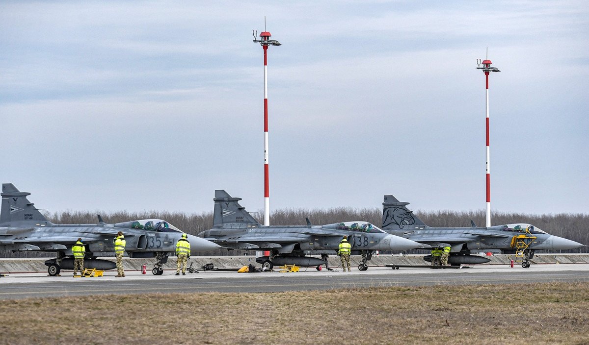 #Hungary's defense capabilities soar with 4 new #Gripen jets and a successful #PzH2000 recruitment campaign. 🪖

Together, we're building a formidable force to #ensure our own, and our allies' peace and security. 🇭🇺

#MinistryOfDefense