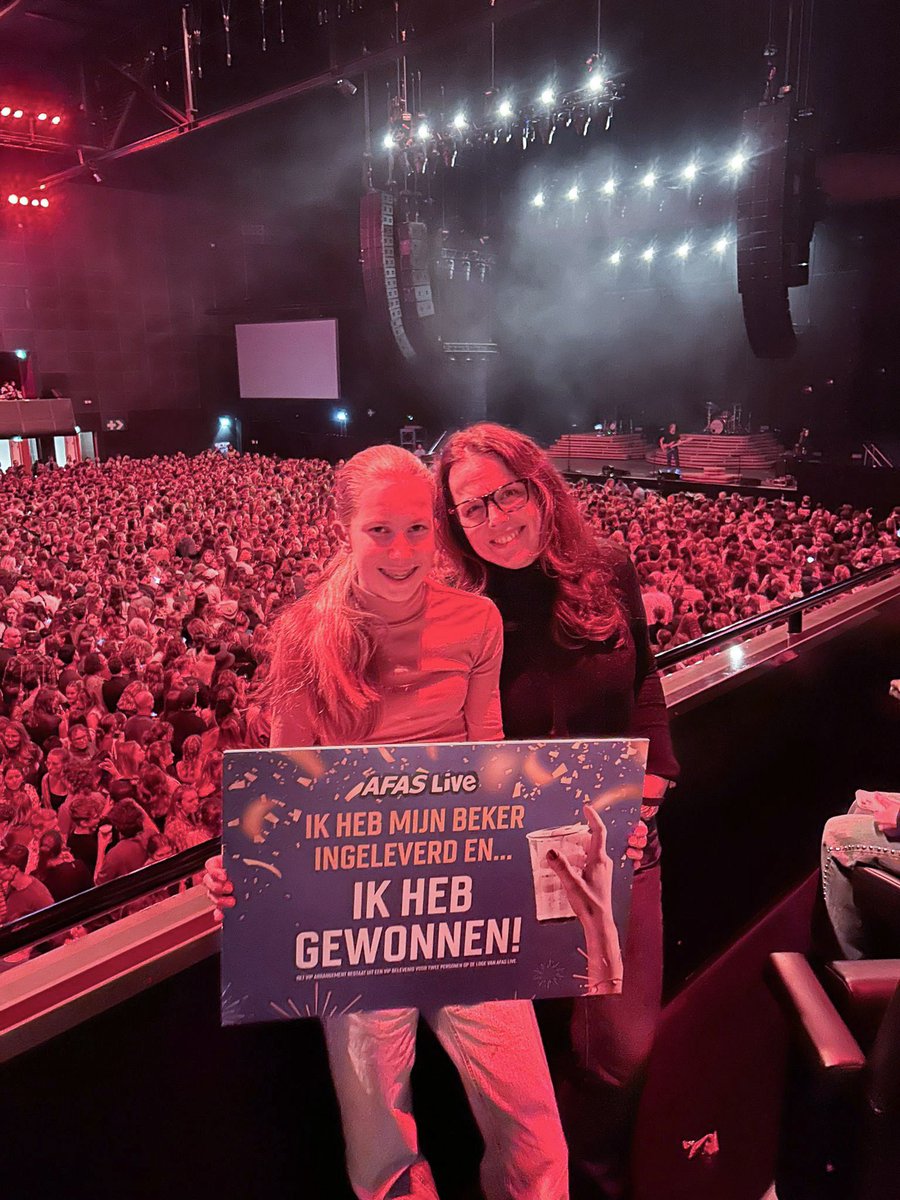 AFASLive's tweet photo. Bij haar laatste bezoek aan #AFASLive bracht Hannah haar laatste beker naar onze bar.👏 Hierdoor genoten zij en haar moeder gisteravond als echte VIP's van @noahkahanmusic! 😍Wil jij dit ook? Lever je laatste beker in bij onze bar &amp; wie weet win jij!🎉 #RecycleAndWin #NoahKahan https://t.co/XElai3ml46