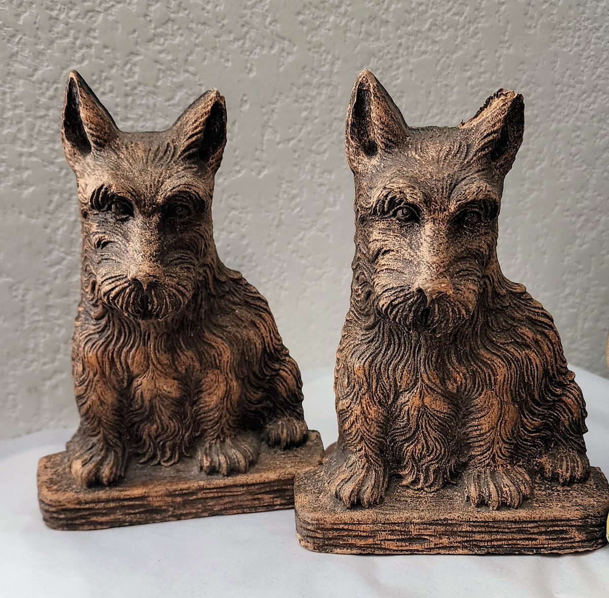 Sweet vintage bookends ready to guard your books 📚

#vintagedecor #vintagedog #dogbookends #ornawood #scottydog #vintagebooks #sugarmillvintage #sugarmillmead #vogelhausvintage