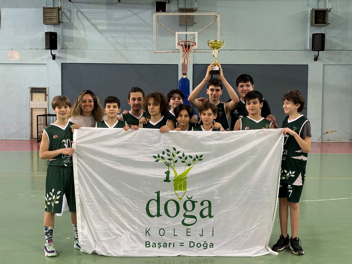 Gzlbcbedene's tweet photo. Okul Sporlarının düzenlemiş olduğu Yıldız Erkek Basketbol takımımız tüm maçlarını kazanarak  İlçe Şampiyonu olmuştur.Emeği geçen bütün öğrencilerimizi kutlar,başarılarının devamını dileriz. @AltunbayAdnan @KvancBarlas @NBozalp64903 @YKarasinir https://t.co/haq1ljGngh