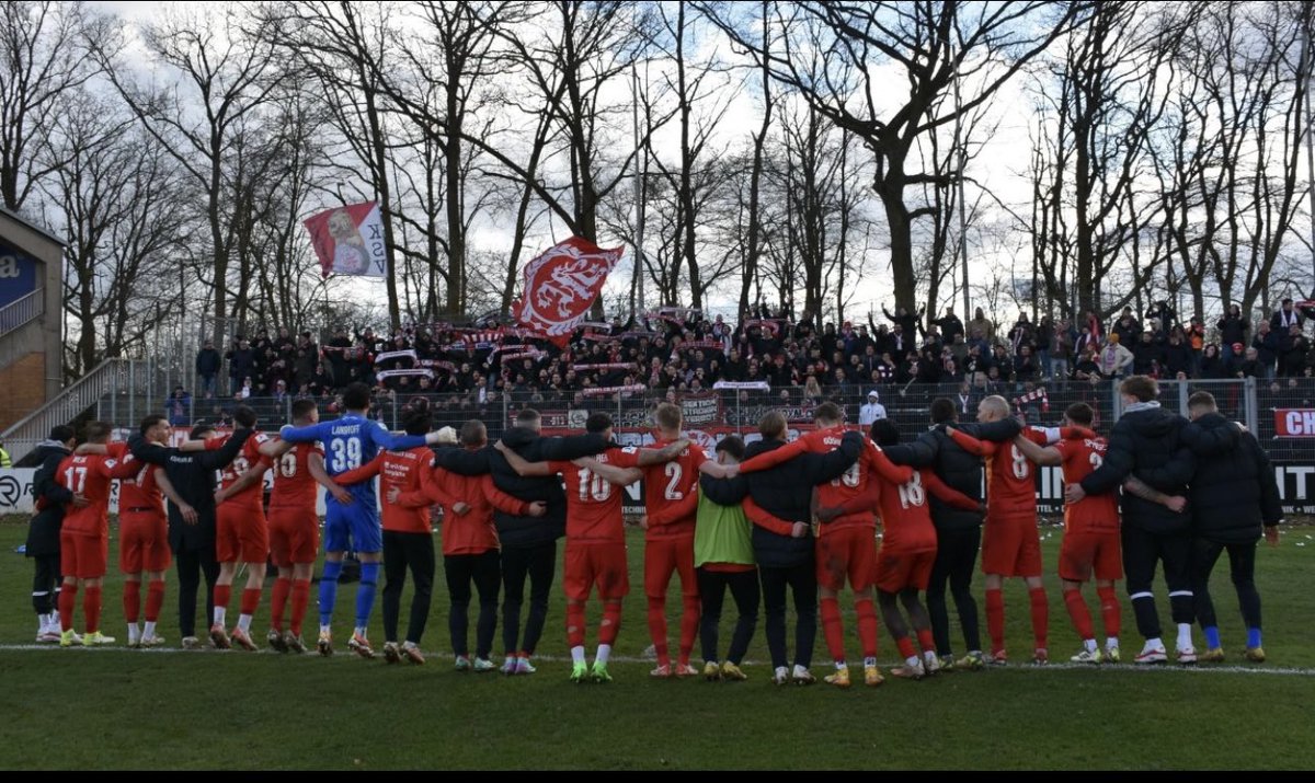 Erfolgreicher Pflichtspielauftakt ins neue Jahr: Wir setzten uns am Wochenende beim FC Giessen durch und ziehen ins Viertelfinale des Hessenpokals ein. Danke an unsere Fans für den starken Support! Nächste Woche starten wir in der Liga in Frankfurt! 
#ksvhessenkassel #cheftrainer