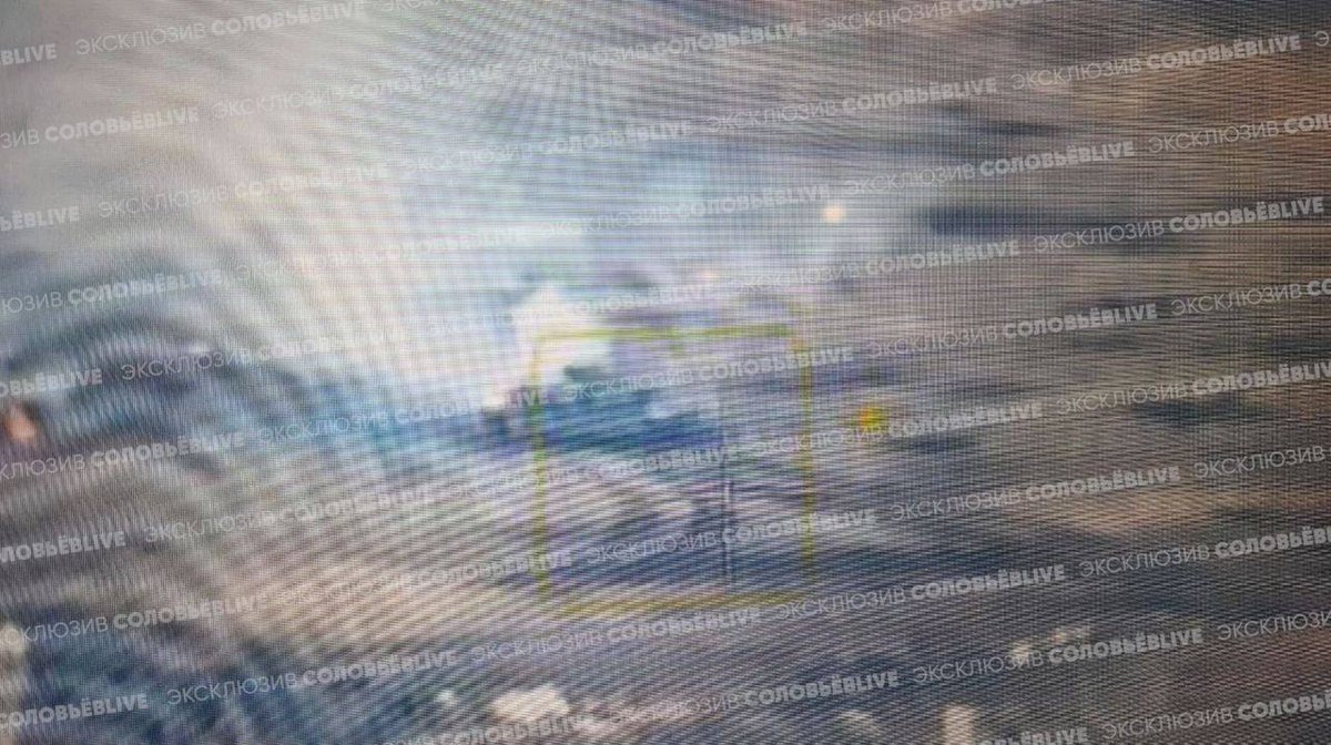 ColonelGlobal's tweet photo. First M1 Abrams burned in Ukraine 

fighters of the 15th brigade hit the tank with a kamikaze drone and finished it off with a grenade launcher.

#Ukraine #UkraineRussiaWar #UkraineWar #RussianArmy https://t.co/0G9sqBV2RM