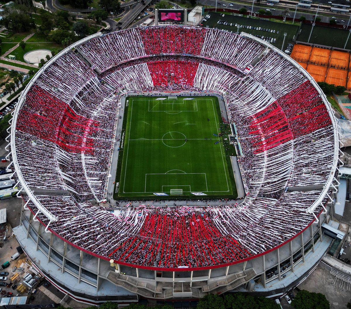 No hay que naturalizar esto. Por mas que sea habitual y común en todos estos años, el poder de convocatoria de River es descomunal. Nunca un equipo en Argentina llevo tanta gente. Solo River es capaz de armar semejante fiesta. Sin dudas el Club más grande y popular del país.