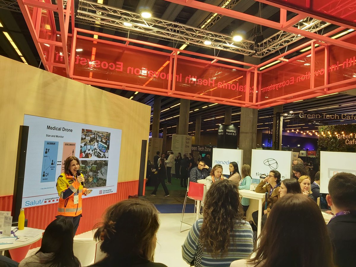 #EstàPassant: 
📸 La Dra. Silvia Solà, exposant el projecte del <a href="/semgencat/">SEM. Generalitat</a> sobre l'ús dels drons en emergències sanitàries, impulsat conjuntament amb @ticsalut, al pabelló Catalunya #4YFN24 del #MWC24.