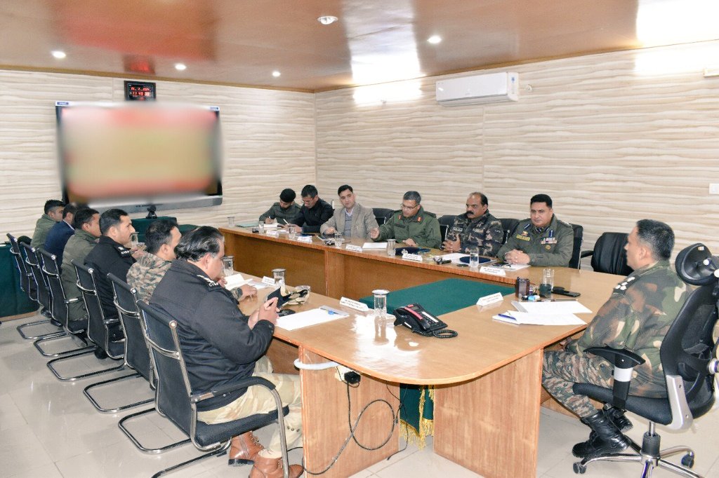 prodefencejammu's tweet photo. #JointSecurityReview
A multi-agency 'Joint Security Review Meetingโ was held at #Kishtwar today under the aegis of #DeltaForce. SSP Kishtwar @Qayoomkps along with representatives of Intelligence agencies & Security Forces attended the same.
@SpokespersonMoD
@Whiteknight_IA https://t.co/Jy01sh4IFe