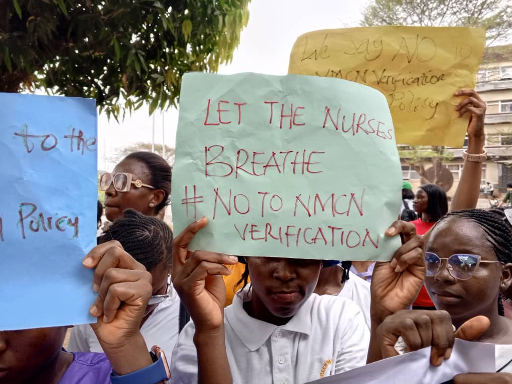 KelvinOssai's tweet photo. Nigerian nurses in Akwa ibom have taken to the streets for a peaceful demonstration/walk concerning the new NMCN verification circular. #LetNursesBreathe #NotoNMCNVerificationrule 

Repostaggressively using the hashtag #notonmcnverificationrule https://t.co/yUBry8h1uV