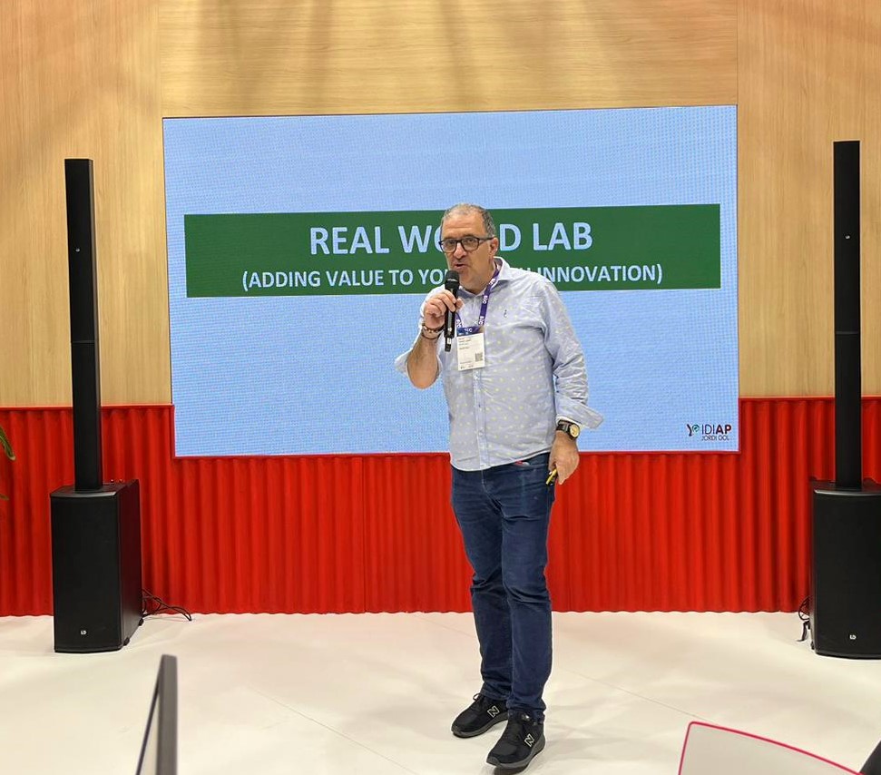 En aquests moments, el responsable d'#Innovació de l'#IDIAPJGol, David Verde, presenta al #MobileWorldCongress el #RealWorldLab, el #LivingLab desenvolupat per l'Institut per provar tecnologies de la salut a l'#AtencióPrimària en entorn real, utilitzant #IA