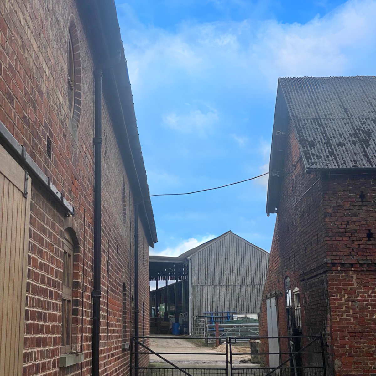 Back to work and feeling refreshed after a lovely weekend. Nice to see the sunshine on the farm this afternoon🌞

Happy Monday!

#sunshine #blueskies #marketingagency #office #worklife #farm #cheshire #CalvinMarketing