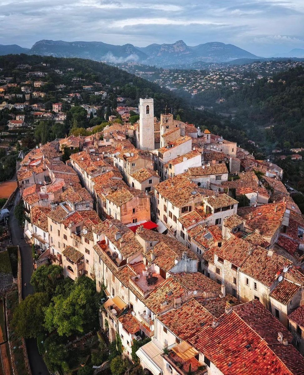 Saint-Paul-de-Vence c’est plus de 1000 ans d’histoire ! Aujourd’hui, il est d’ailleurs réputé comme l’un des plus beaux villages de la @F3cotedazur 💙 👉🏻 Avez-vous déjà visité ce village ? 📸@‌dean_ariel #MALC #france3 @FranceTV @AlpesMaritimes @France3Provence @CRT_RegionSud