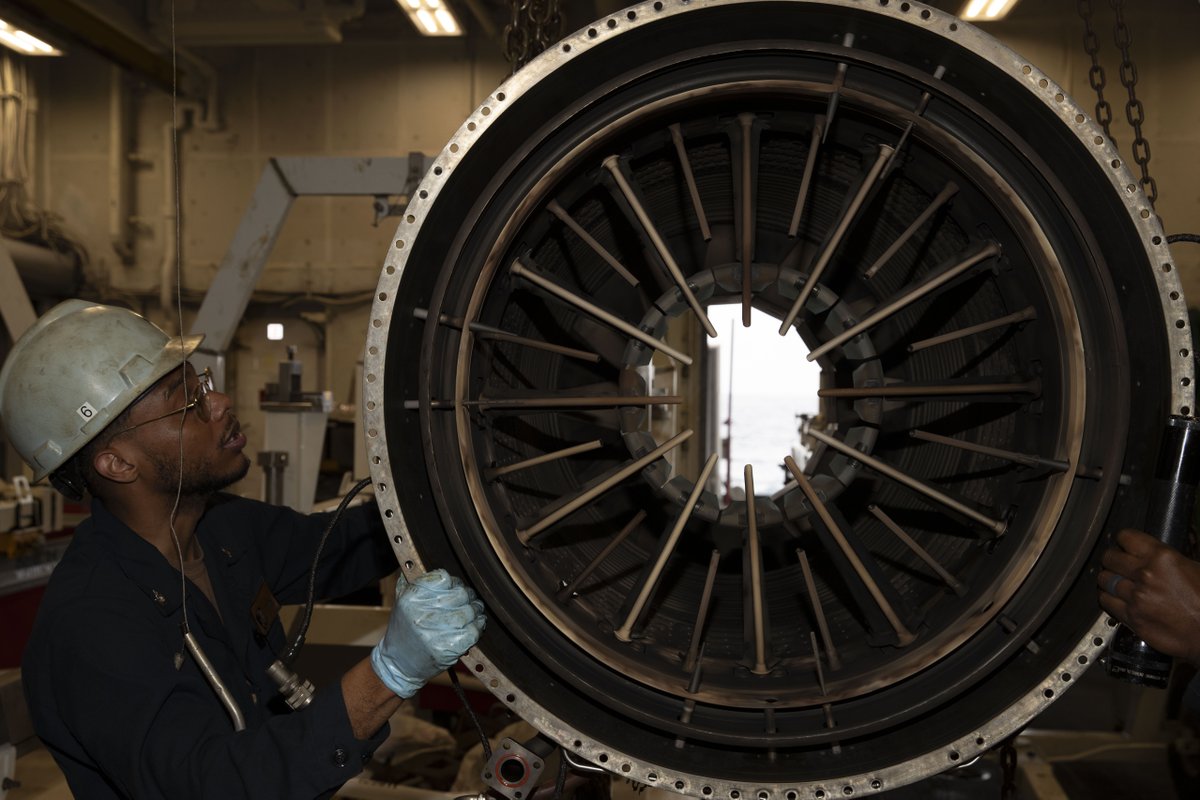 Aviation Machinist's Mates perform maintenance on a jet engine in the jet shop aboard the Nimitz-class aircraft carrier @CVN_72 ✈️🛠️💪 📸: Mass Communication Specialist 2nd Class Eduardo A. Torres #MaintenanceMonday | #USSAbrahamLincoln | #CVN72